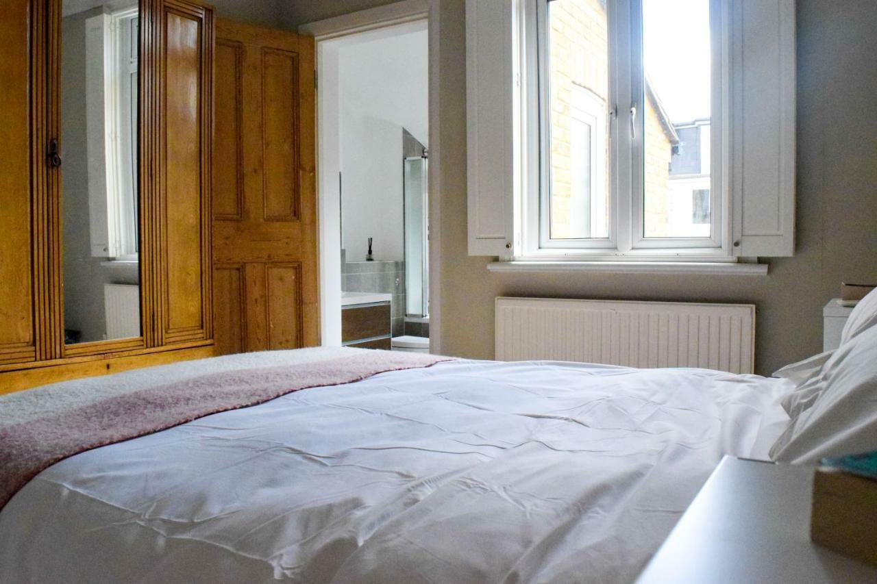 3 Bedroom Family House With A Superb Kitchen And Garden London Eksteriør bilde