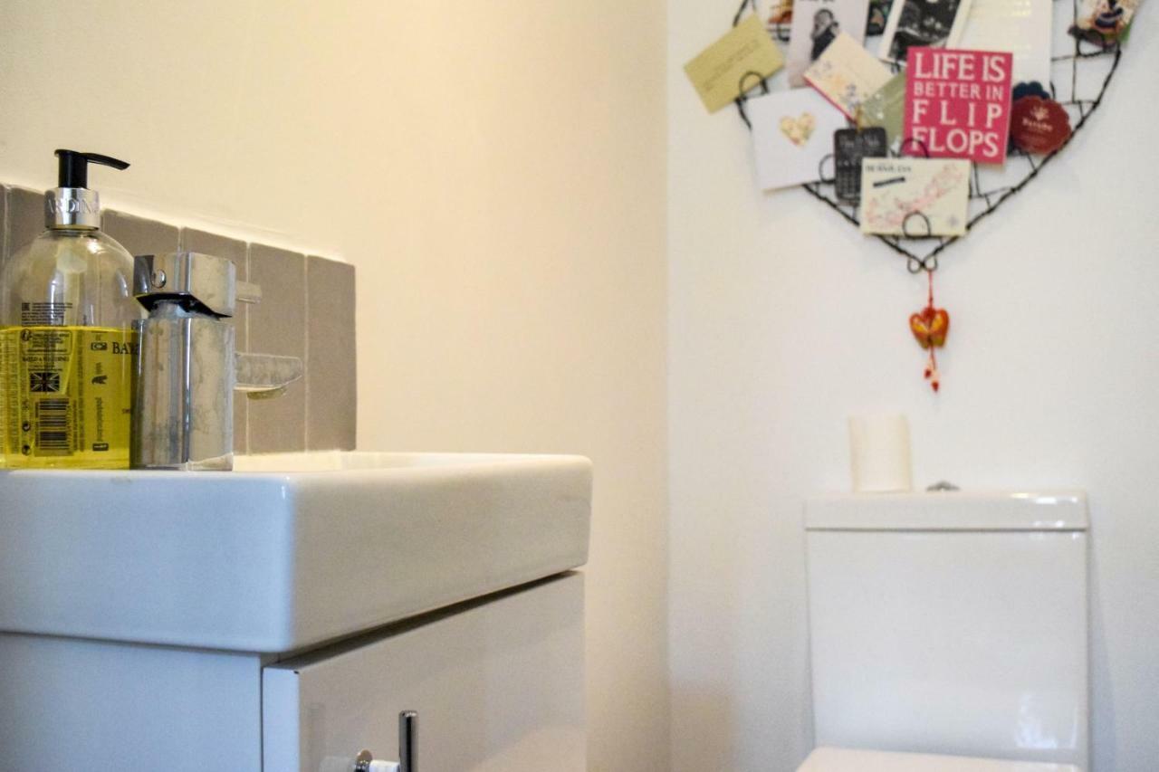 3 Bedroom Family House With A Superb Kitchen And Garden London Eksteriør bilde