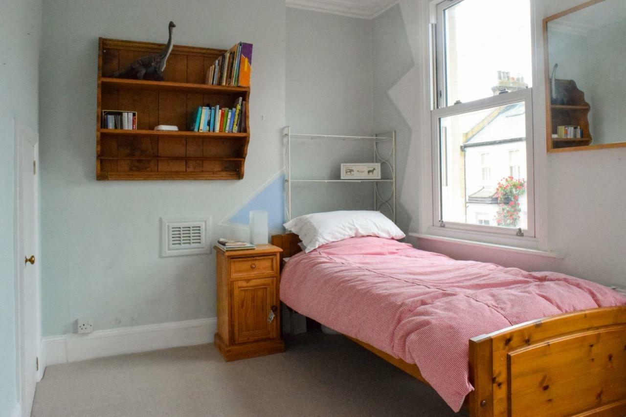 3 Bedroom Family House With A Superb Kitchen And Garden London Eksteriør bilde