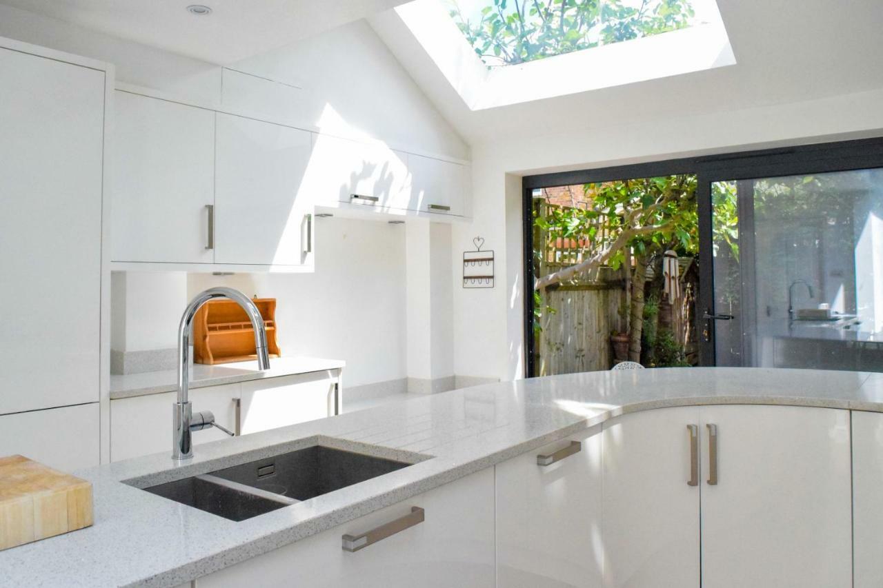3 Bedroom Family House With A Superb Kitchen And Garden London Eksteriør bilde